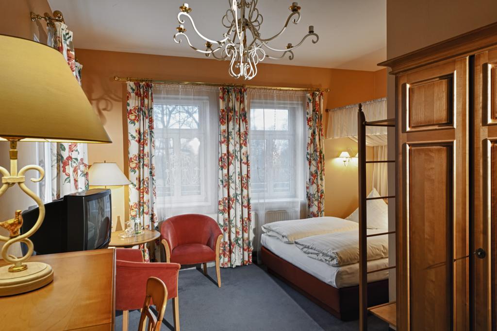 Hotel Schloss Schweinsburg Neukirchen-Pleiße Стая снимка