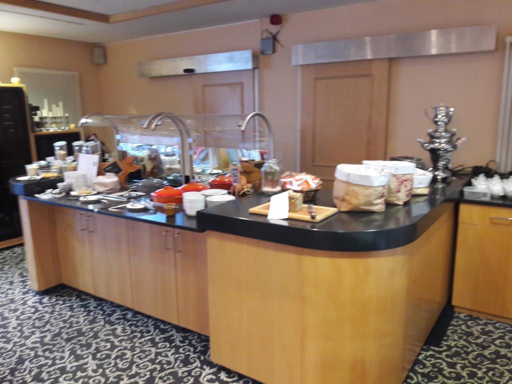 Hotel Schloss Schweinsburg Neukirchen-Pleiße Ресторант снимка